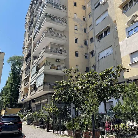 One-bedroom Near U.s. Embassy アパート ティラナ
