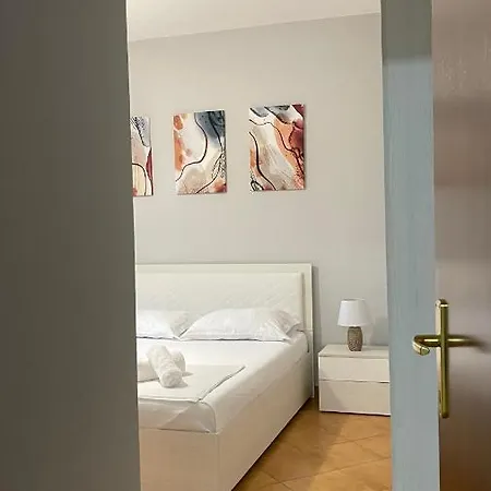 公寓 One-bedroom Near U.s. Embassy 地拉那