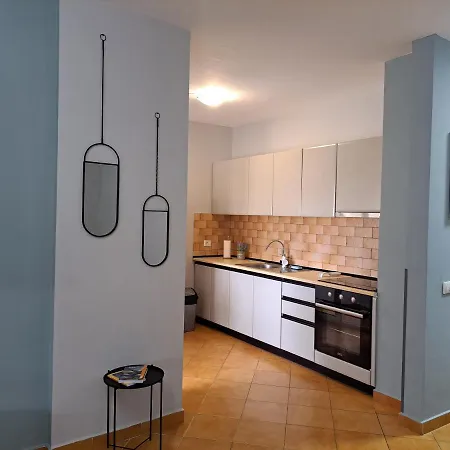 公寓 One-bedroom Near U.s. Embassy 地拉那